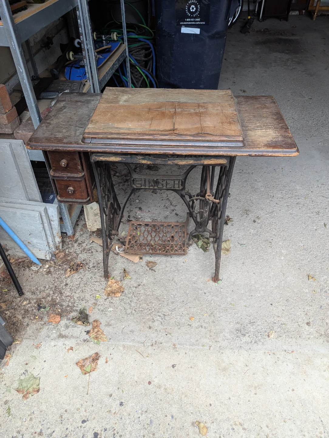 Vintage Singer treadle sewing machine - photo 4