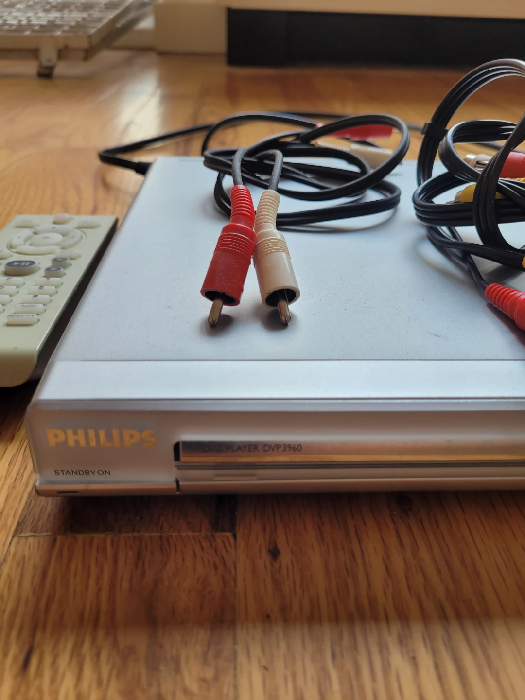 Philips Progressive Scan DVD Player DVP3940 with Remote