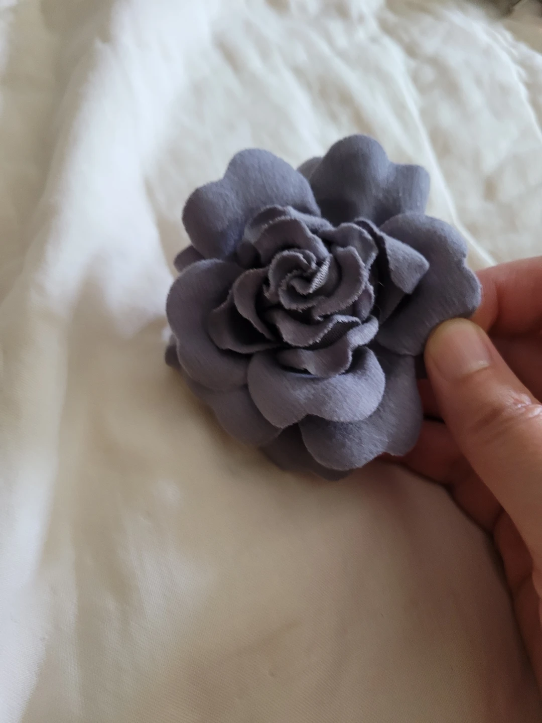 Grey fabric flower brooch🏈