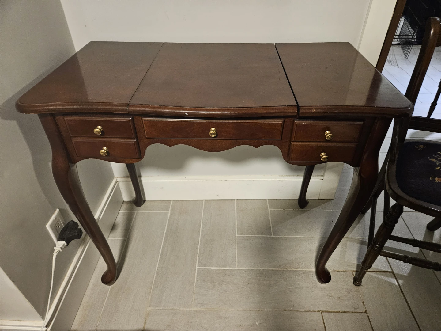 Small Makeup Table