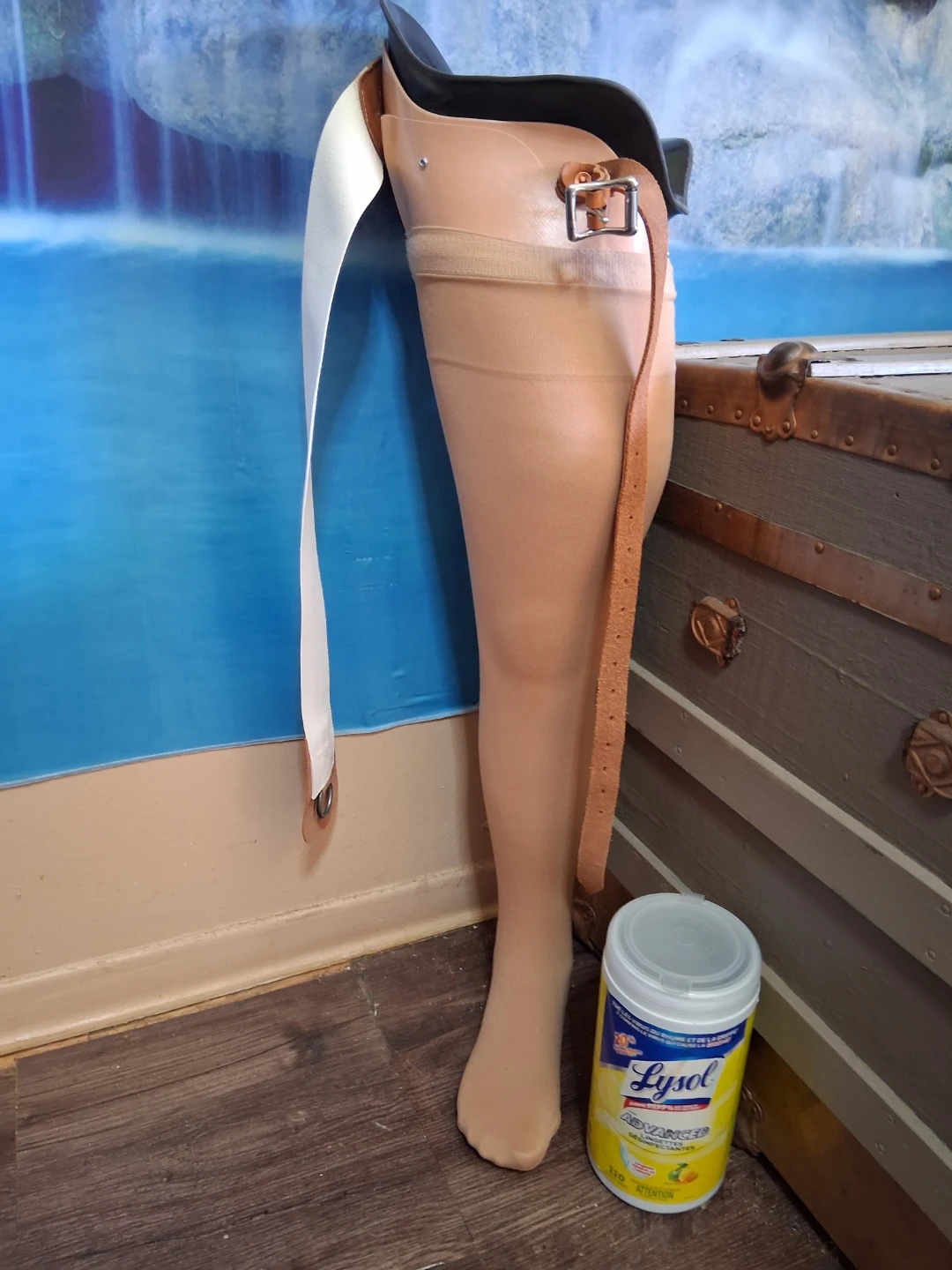 Prosthetic Leg with Attachment Belt