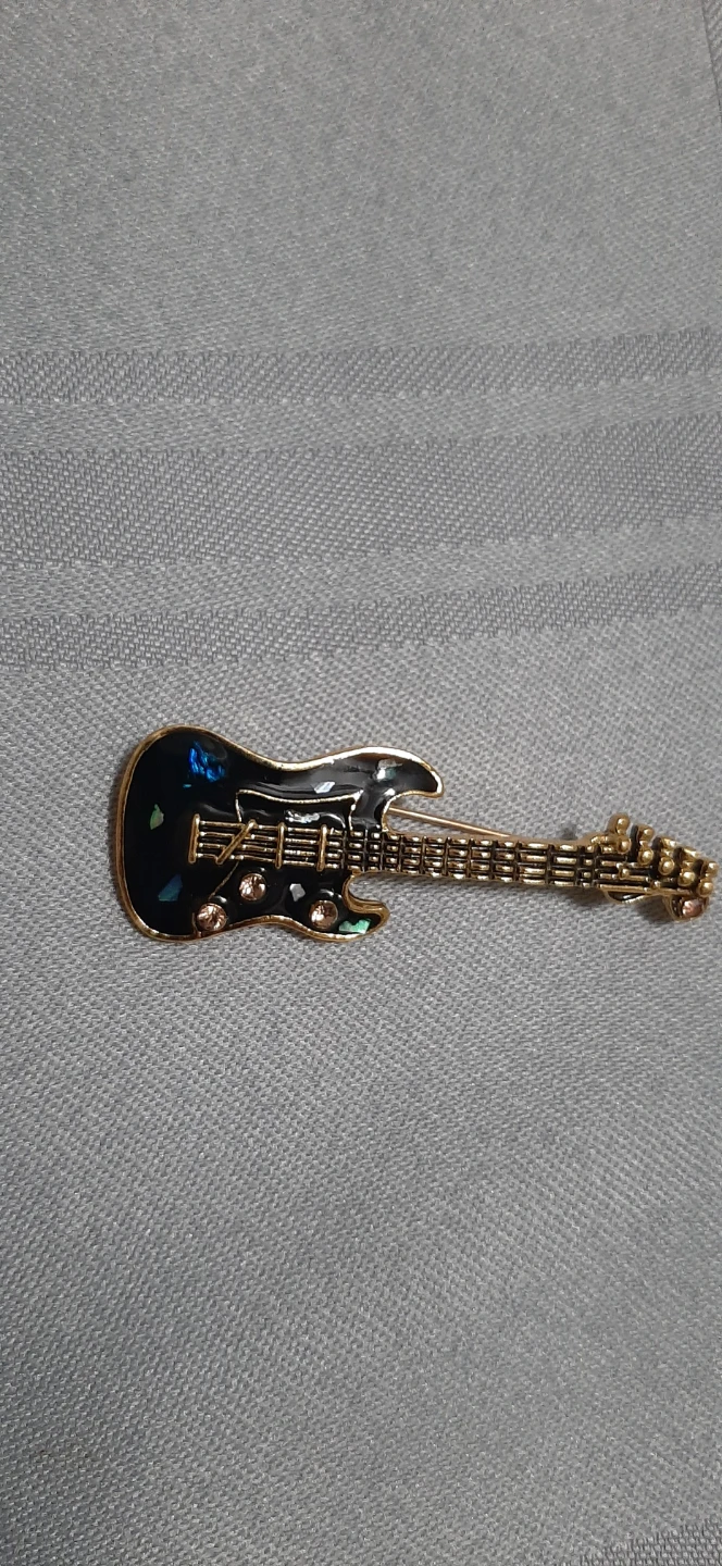 Guitar-shaped brooch, intricate details. - photo 2