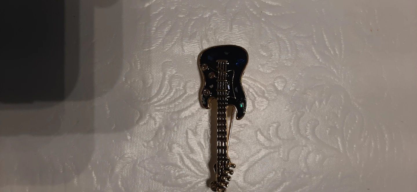 Guitar-shaped brooch, intricate details. - photo 3