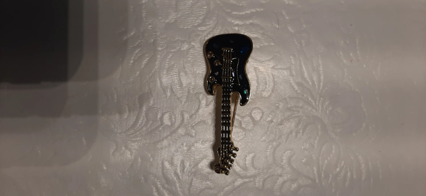 Guitar-shaped brooch, intricate details. - photo 4