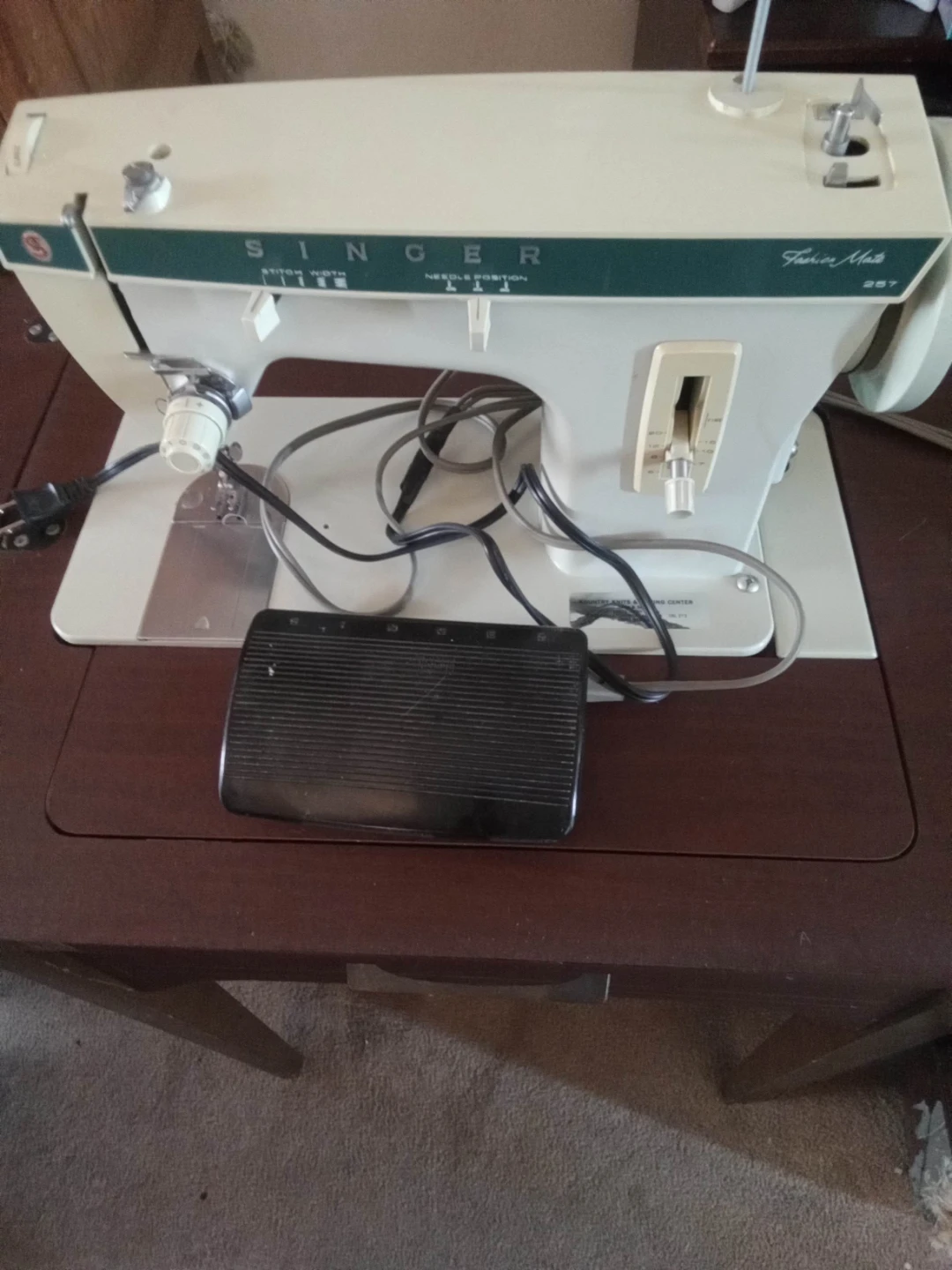 Vintage Singer Fashion Mate 257 Sewing Machine - photo 2