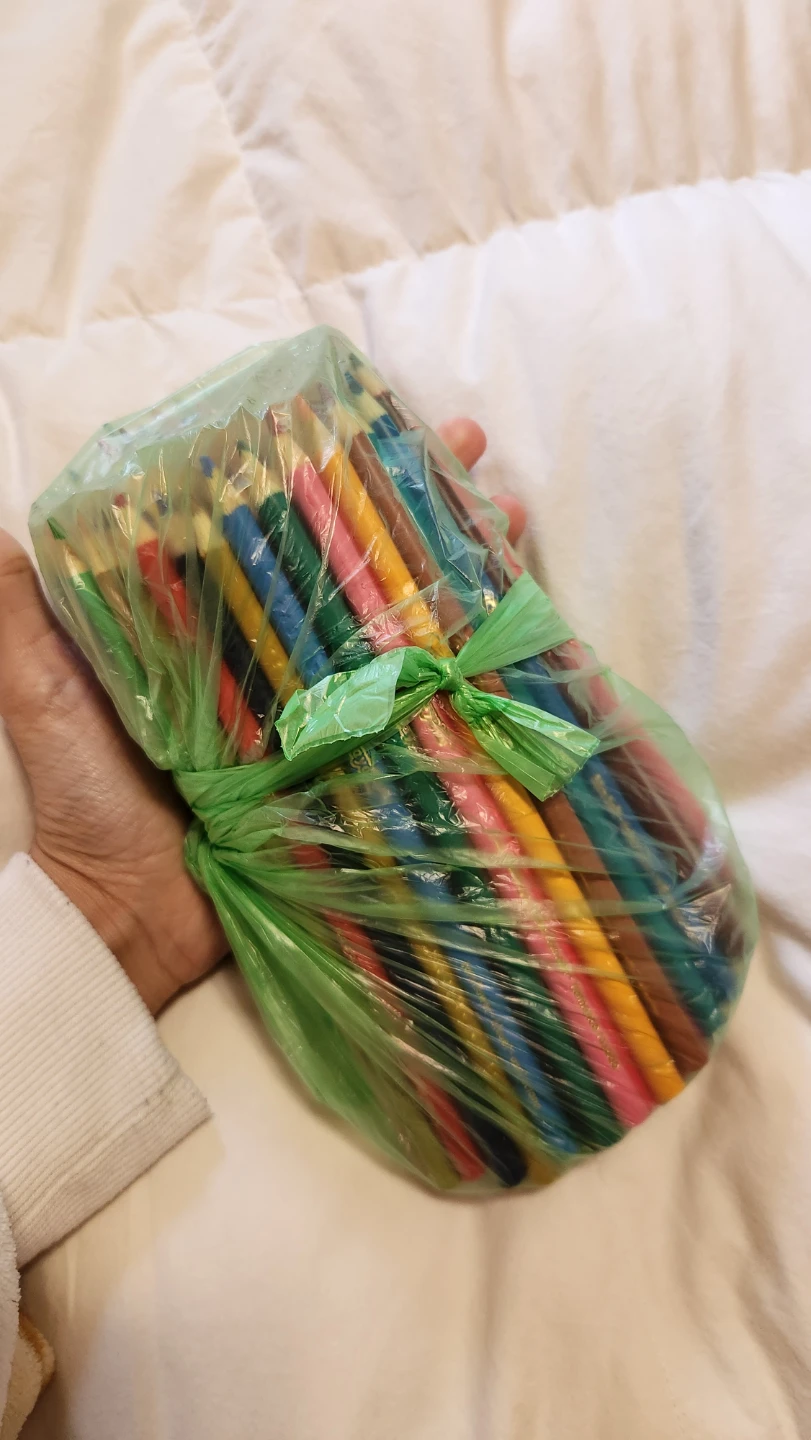 Like New Crayola Colouring Pencil Set - photo 4