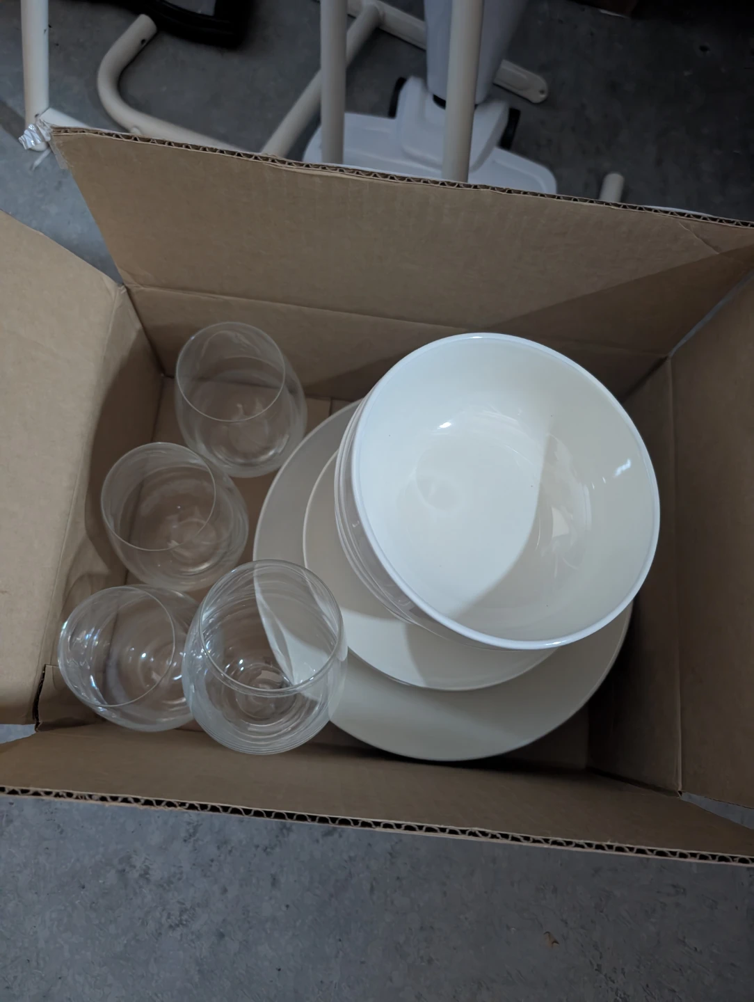 DINNERWARE PLATE SET WITH GLASSES