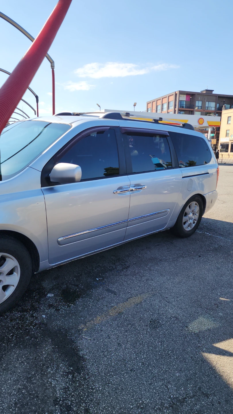 Hyundai Entourage Minivan