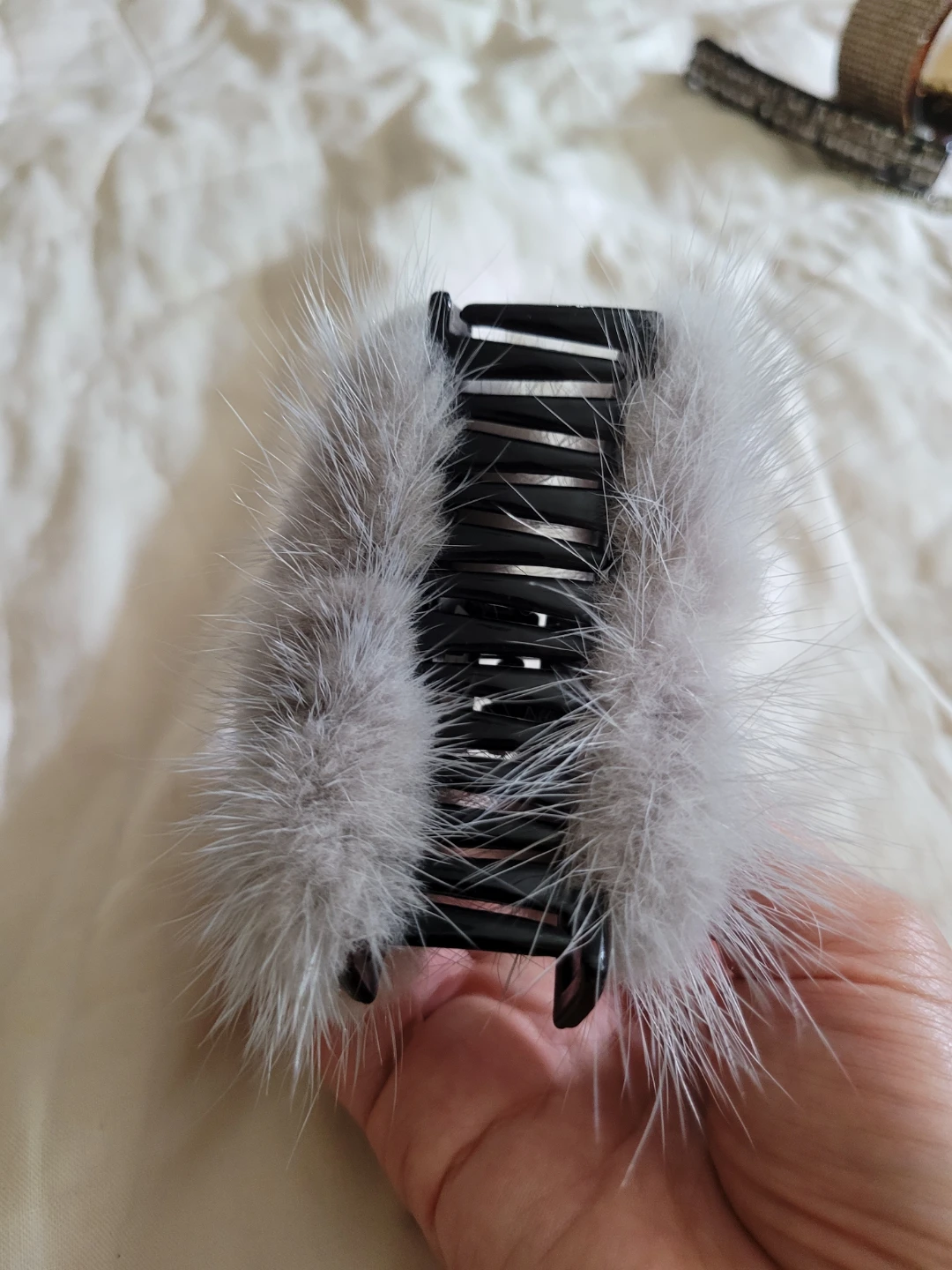 Grey faux fur hair claw clip🏈 - photo 2