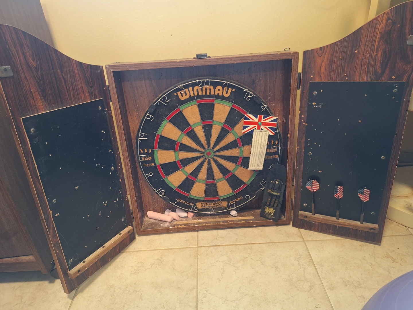 Winmau Dartboard with Wooden Cabinet