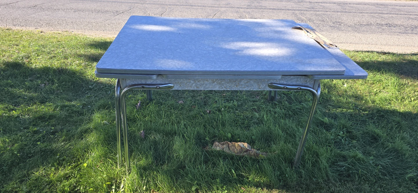 FREE TABLE (NO CHAIRS) - photo 4