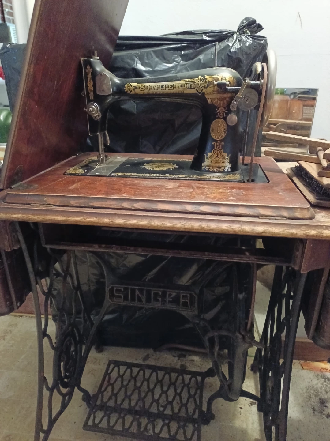 Vintage solid Humen and Singer sewing machines - photo 2