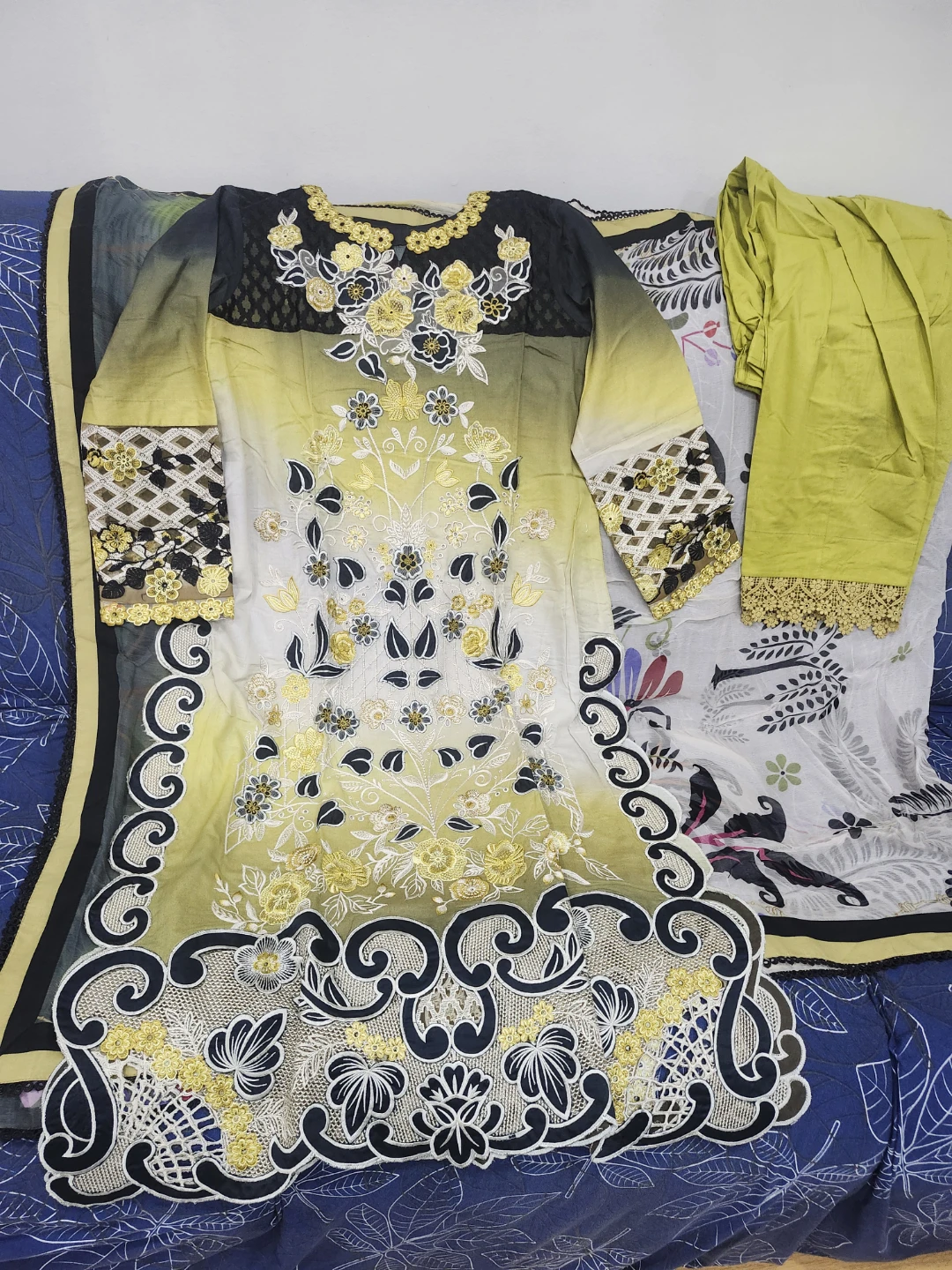 Embroidered 3-Piece Pakistani Suit - photo 3