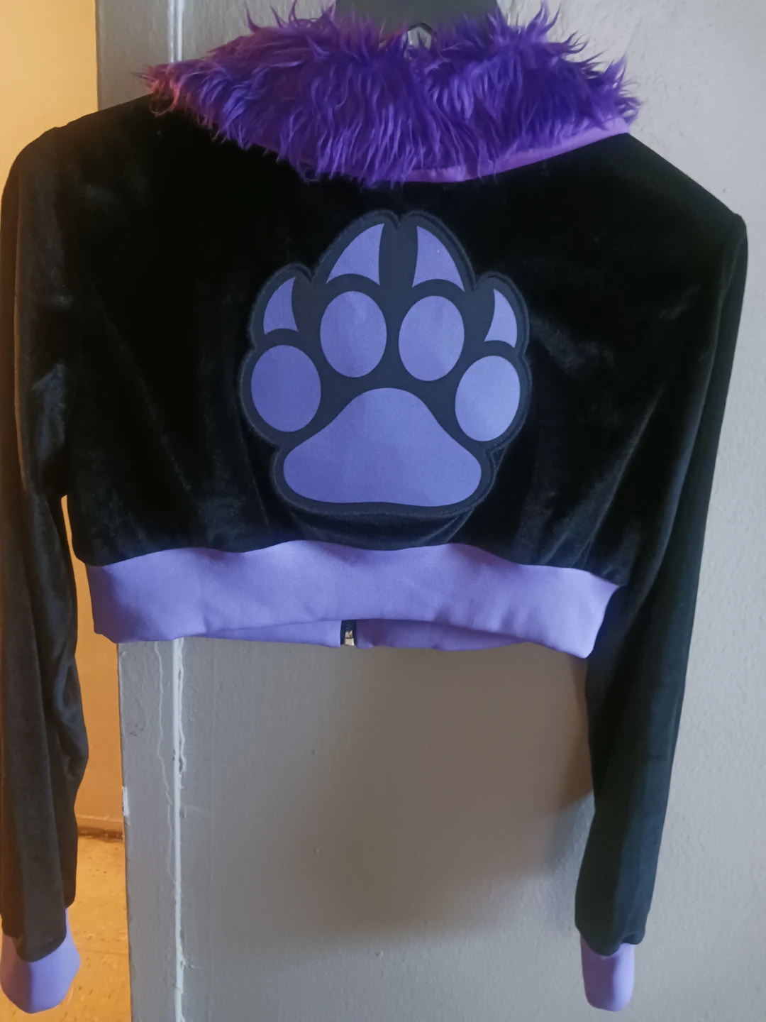 🏈 Black and Purple Paw Print Crop Jacket - photo 2
