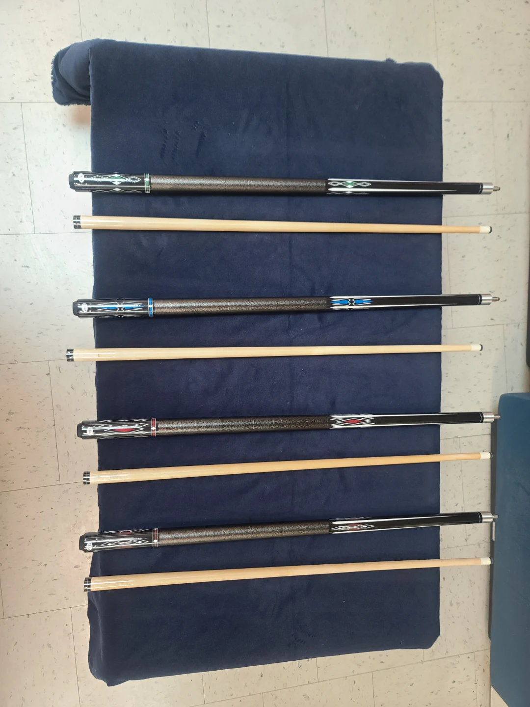 SET of 4 Quality Maple pool cues - photo 2