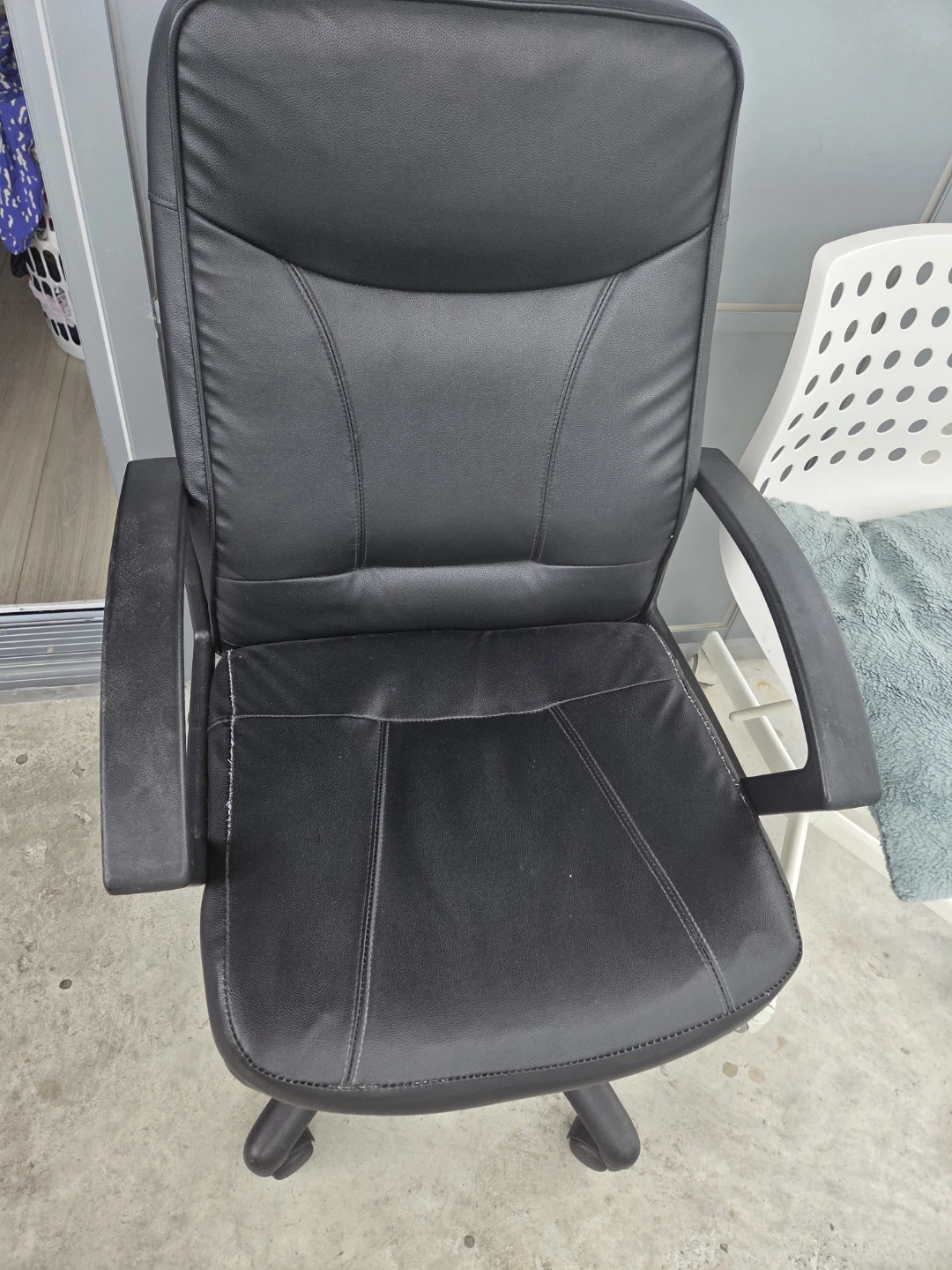Black office chair