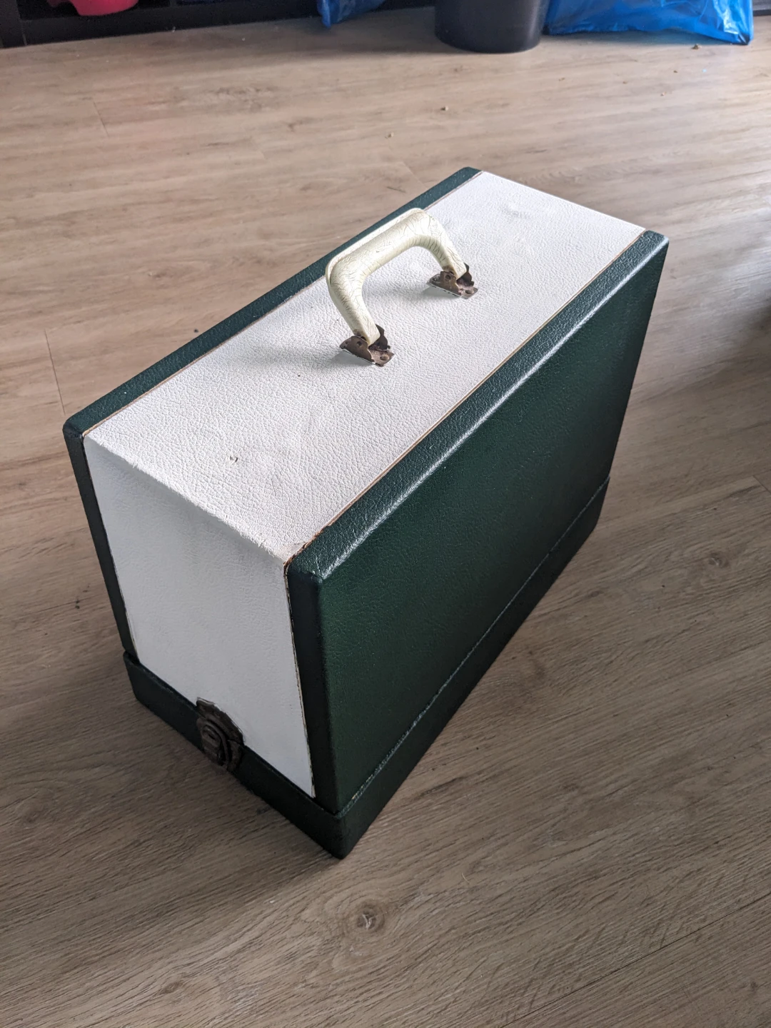 Vintage Sewing Machine with Carrying Case - photo 3