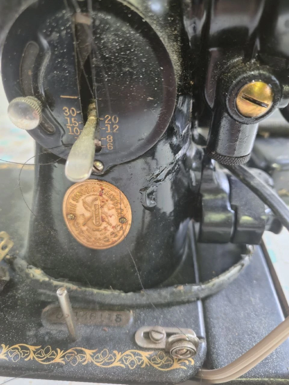 Vintage Singer Sewing Machine with Desk - photo 3