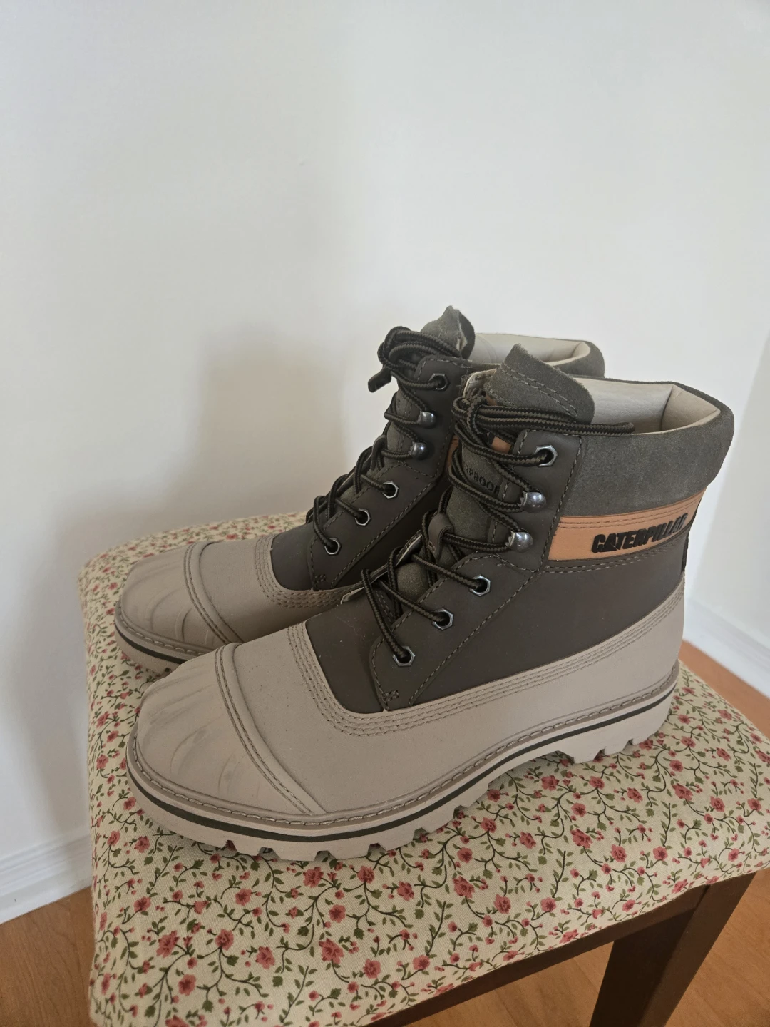 Caterpillar Women's Waterproof Boots Size 7.5
