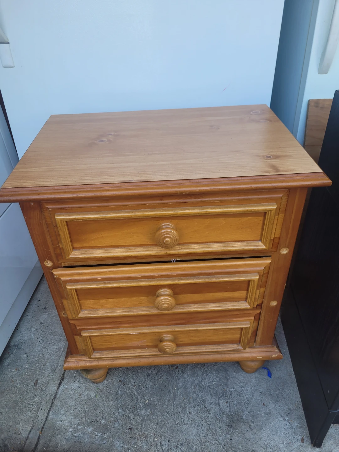 Wooden nightstand with 3 drawers - photo 2