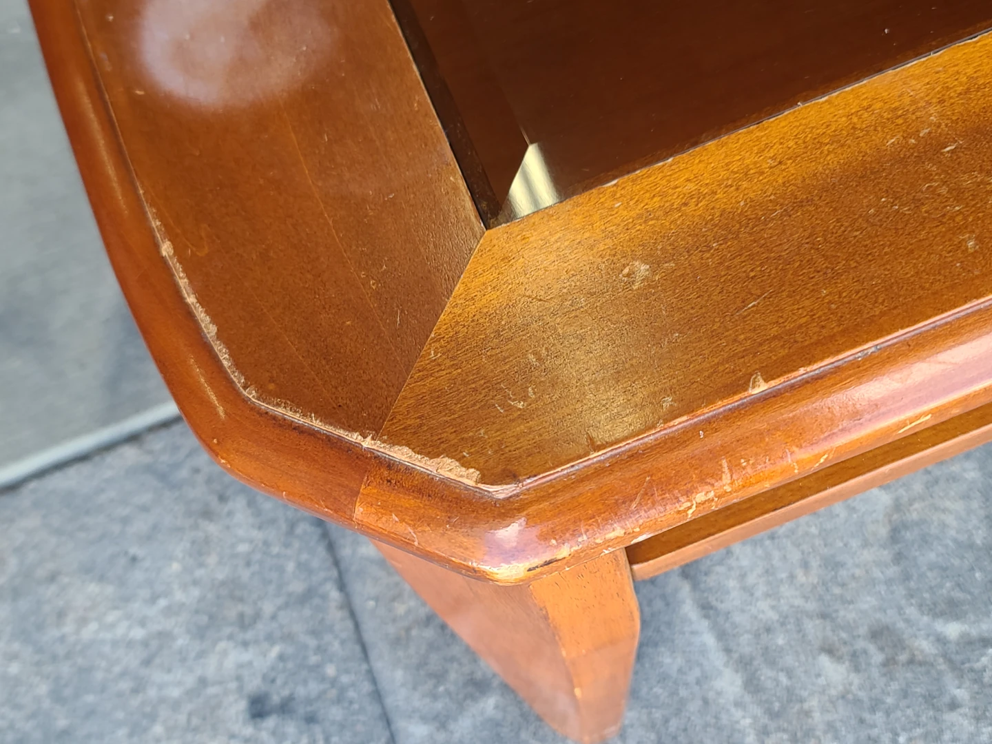 Wood coffee table with glass insert and drawer - photo 4