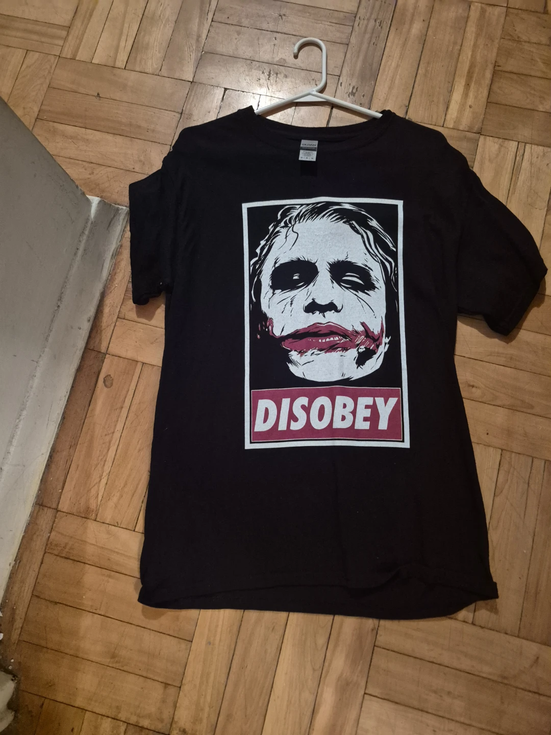 BN)Gildan Heavy Cotton Joker "Disobey" T-Shirt Medium
