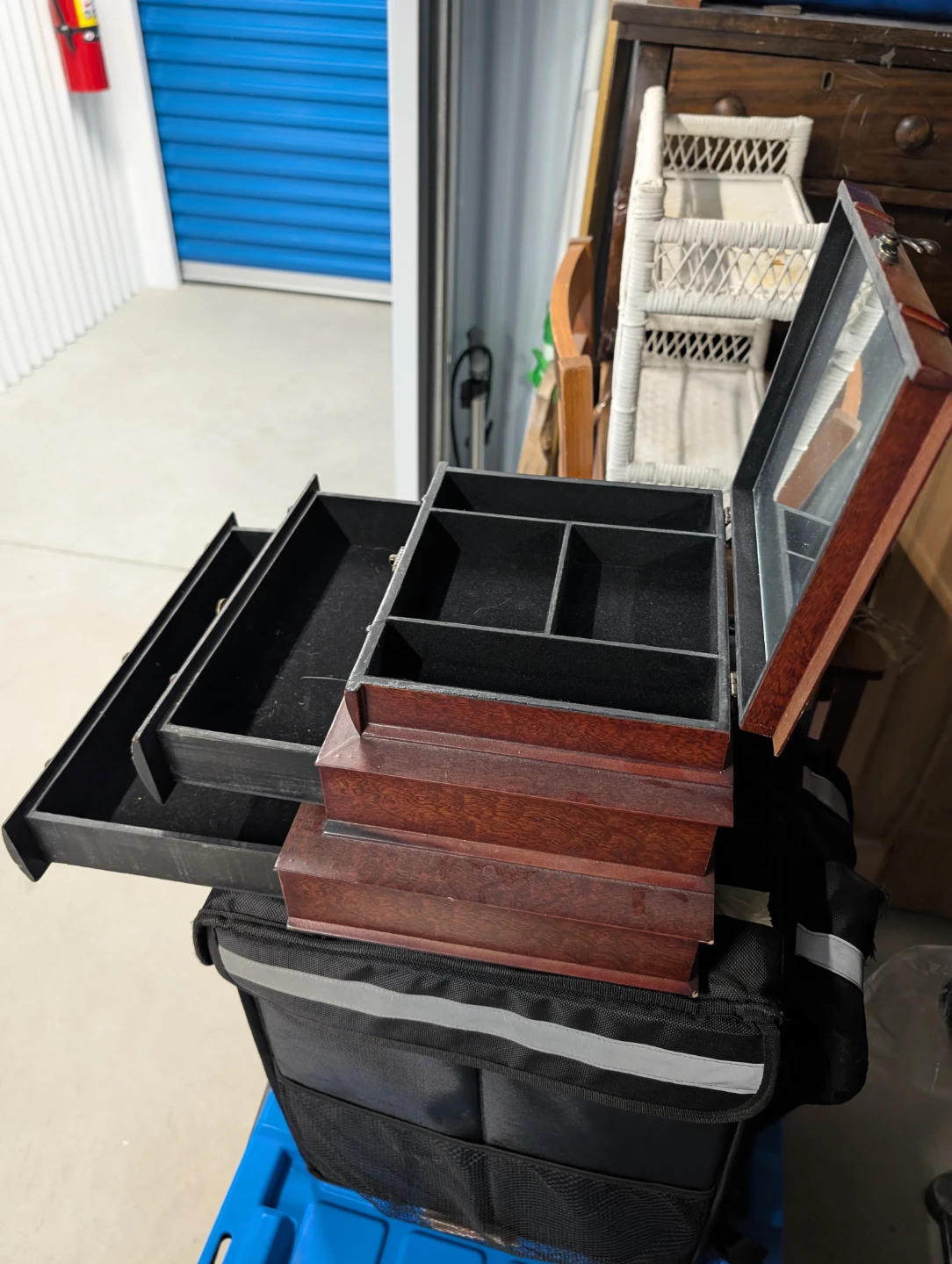 Vintage-Style Stacked Books Jewellery Box - photo 3