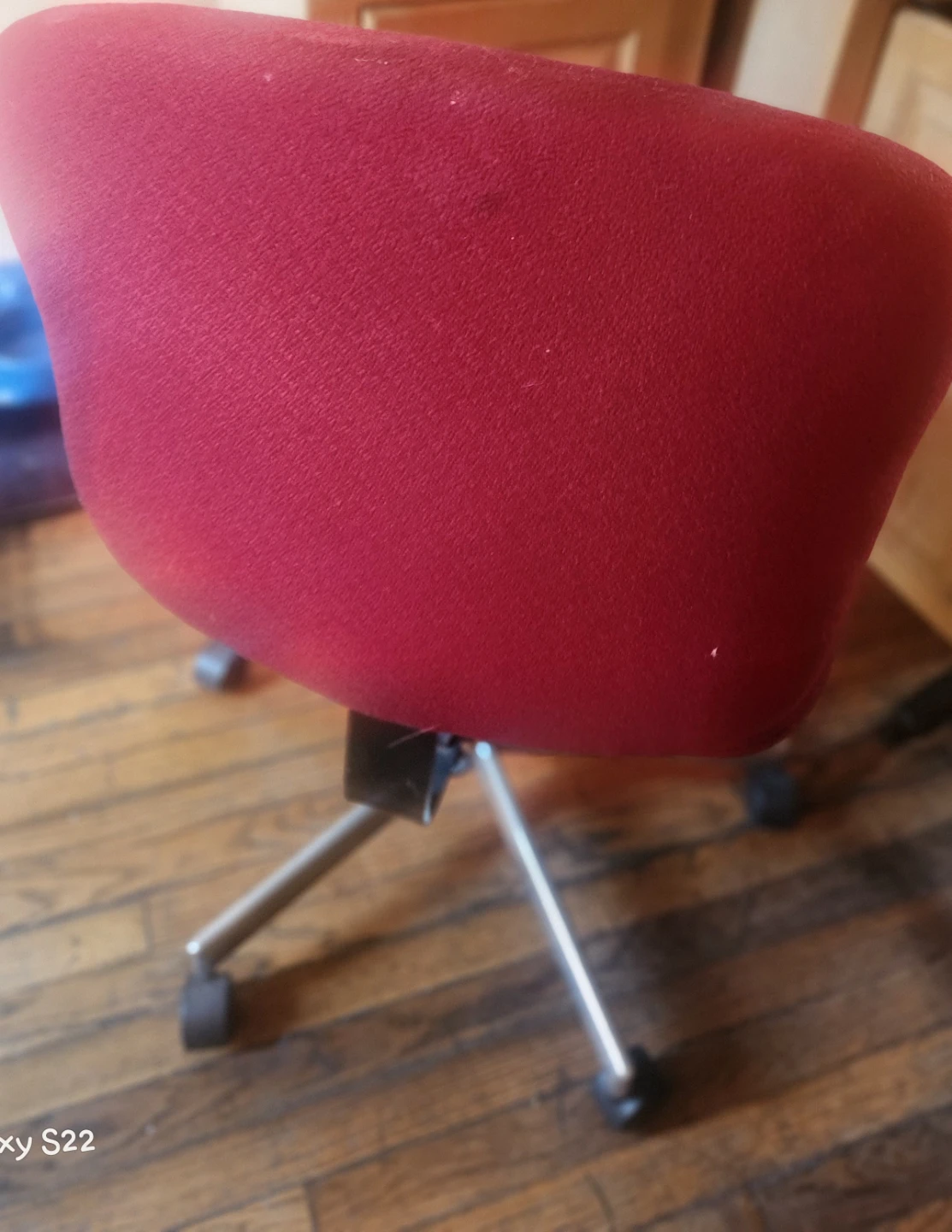 Red rolling office chair - photo 2