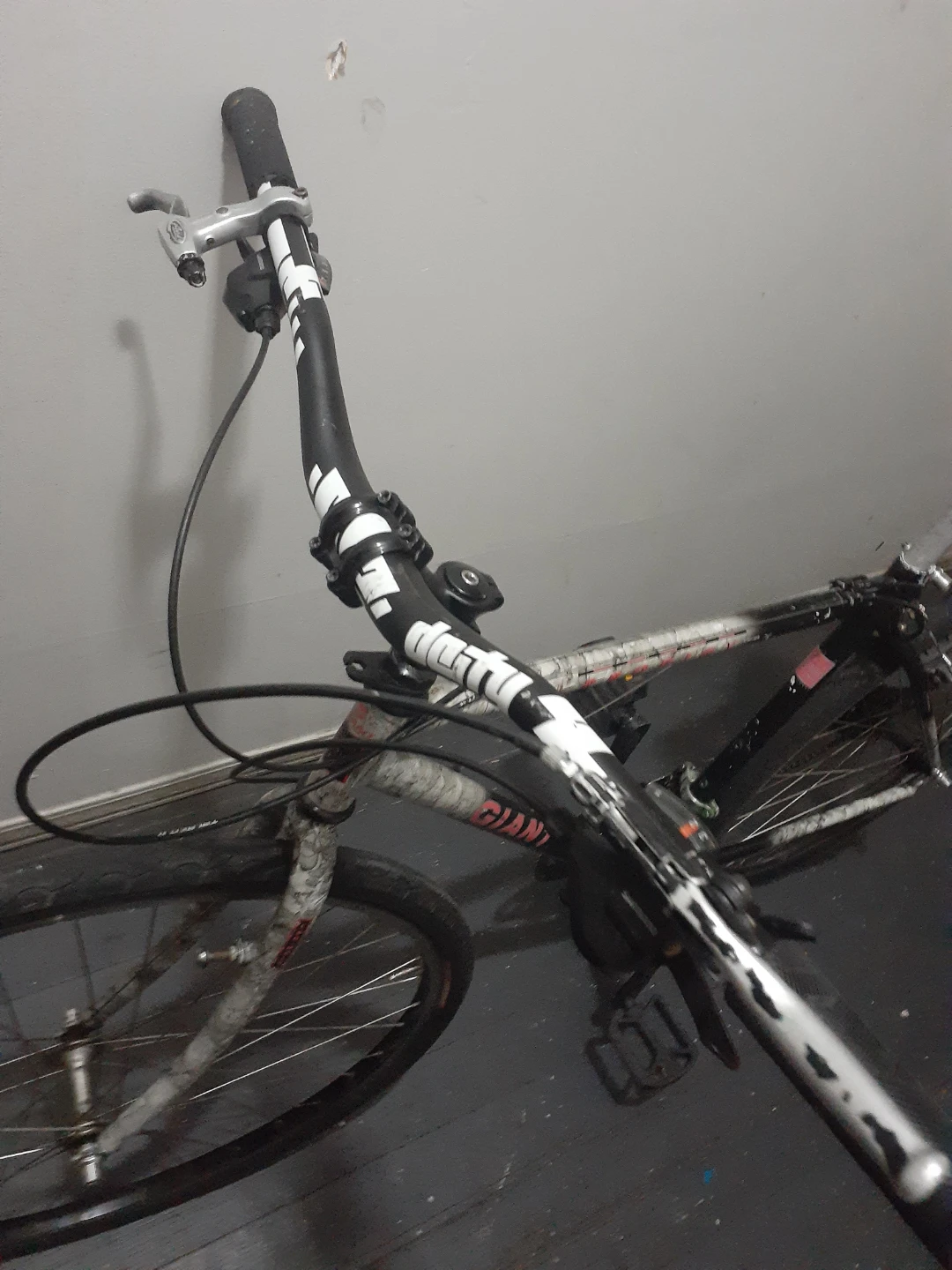 Giant Hybrid Bicycle ( needs brake cable ) - photo 2