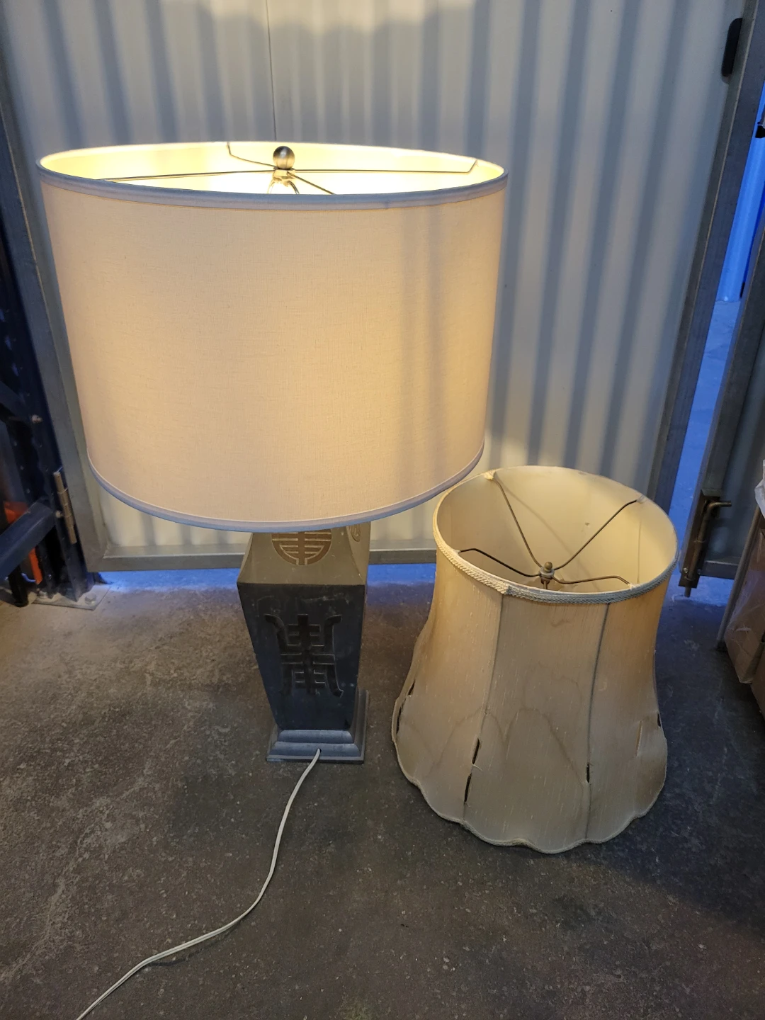 Vintage Asian-Inspired Lamp with Two Shades - photo 2