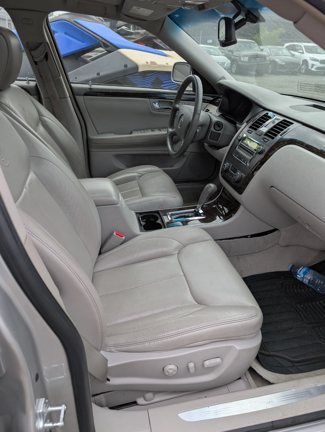 2009 Cadillac DTS Silver Sedan - photo 4