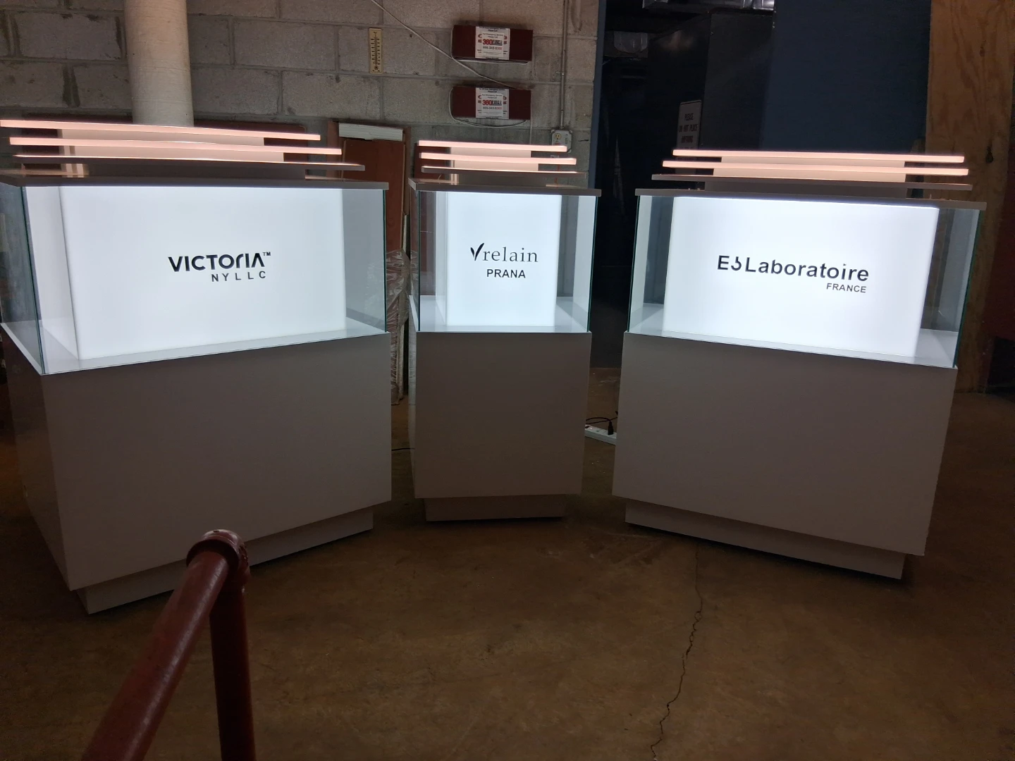 Vrelain PRANA Illuminated Retail Display Stand - photo 4