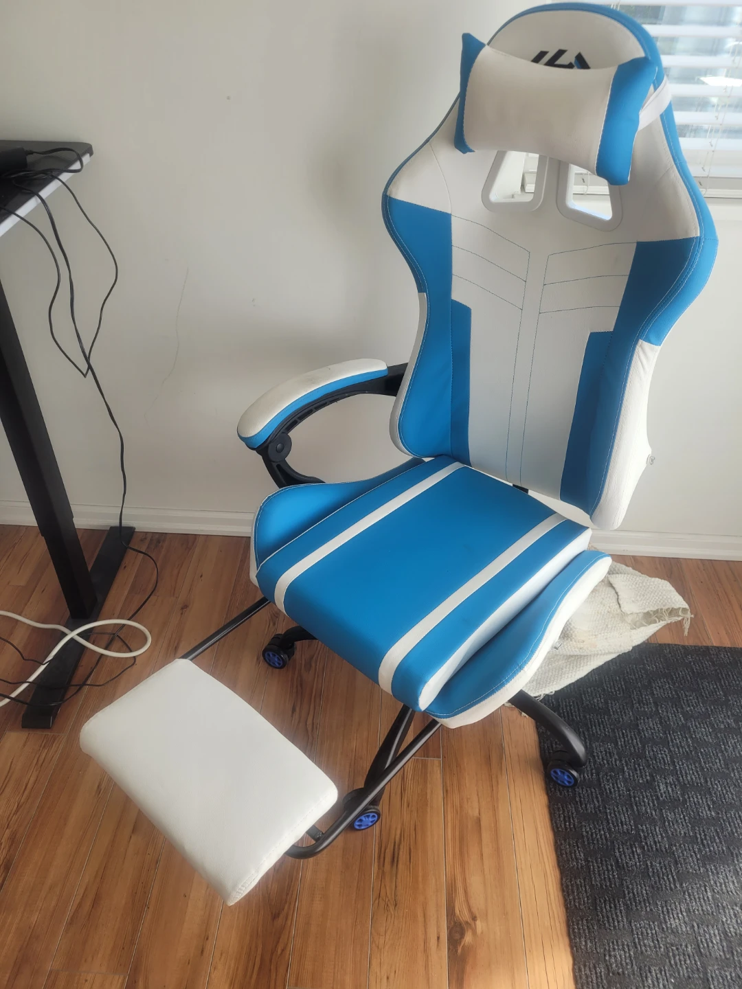 Blue and White Gaming Chair with Footrest - photo 2