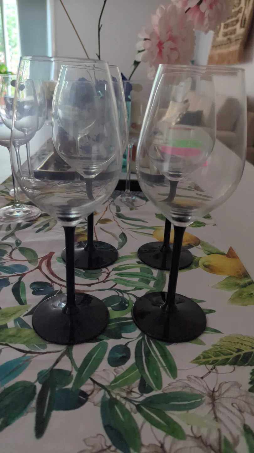 Set of 4 Wine Glasses with Black Stems