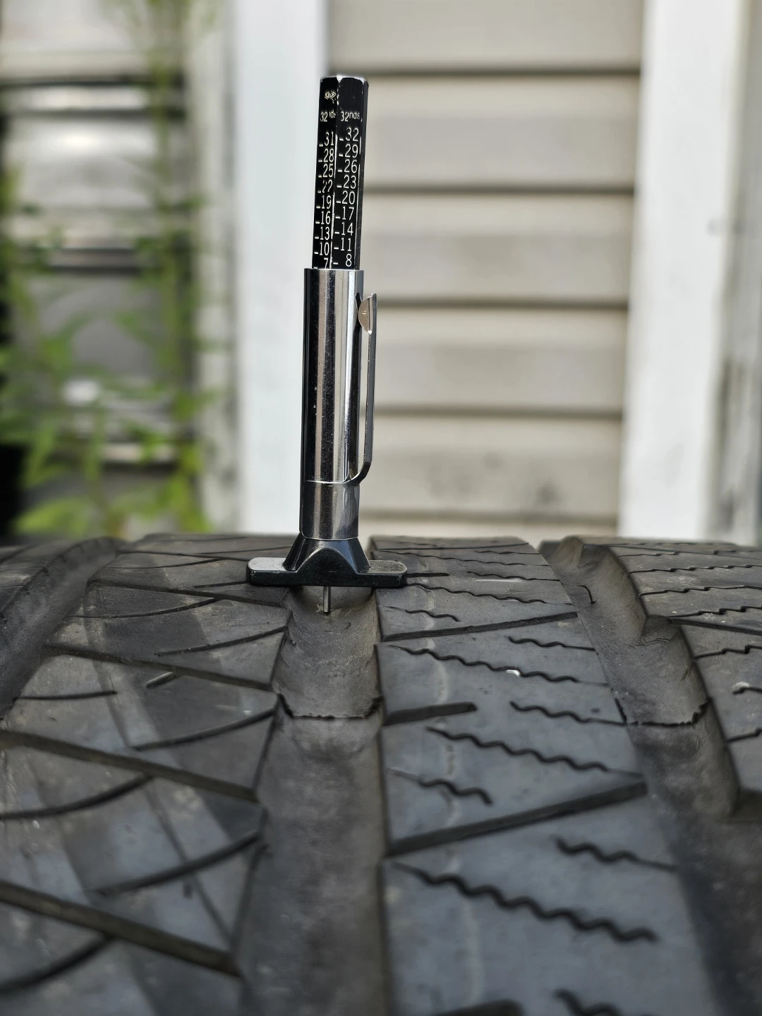 275/40 R22 ALL SEASON TIRE (1 ONLY) - photo 3