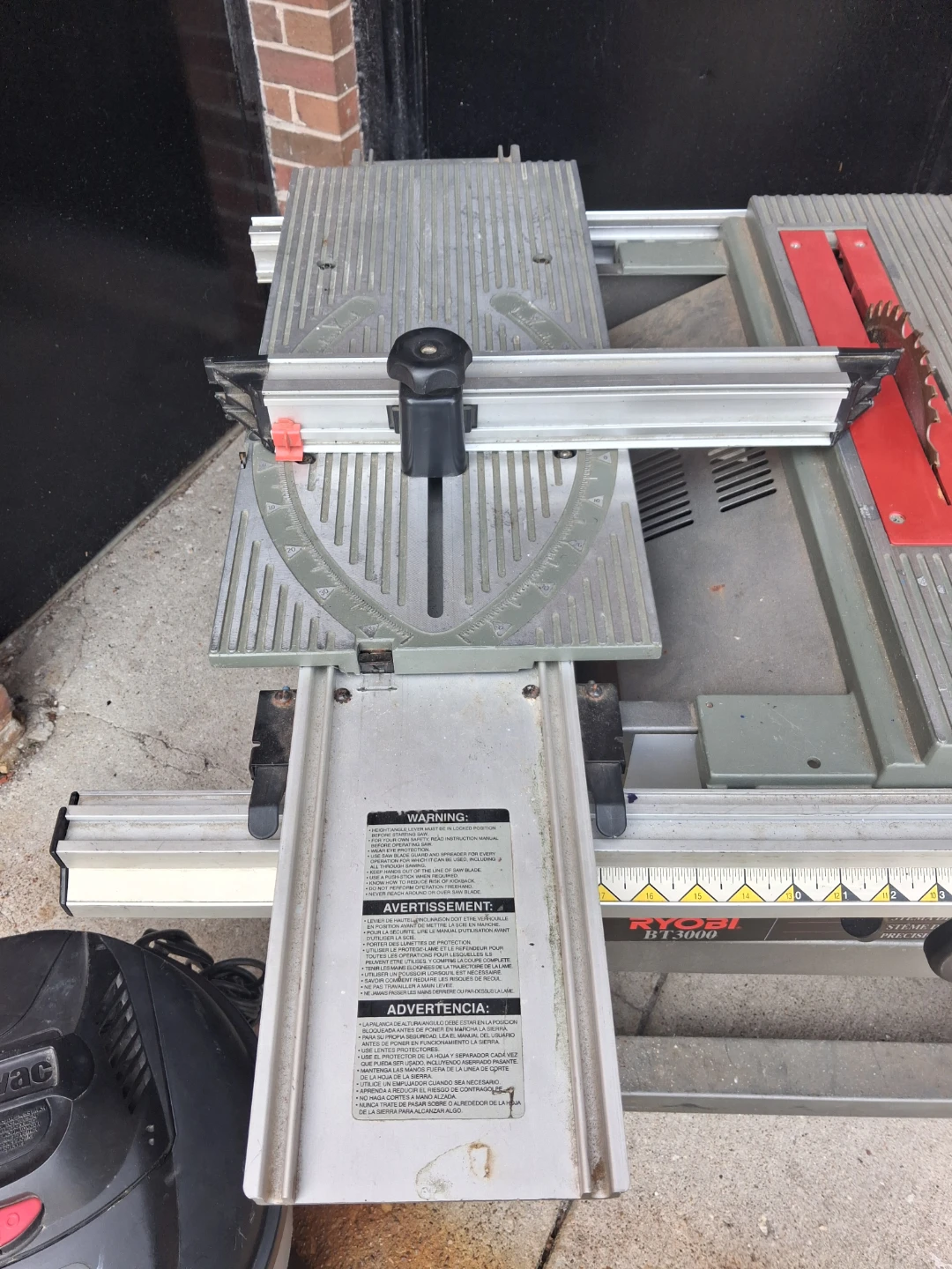 Ryobi BT3000 10-inch Table Saw & 12 gallon shop vac - photo 5