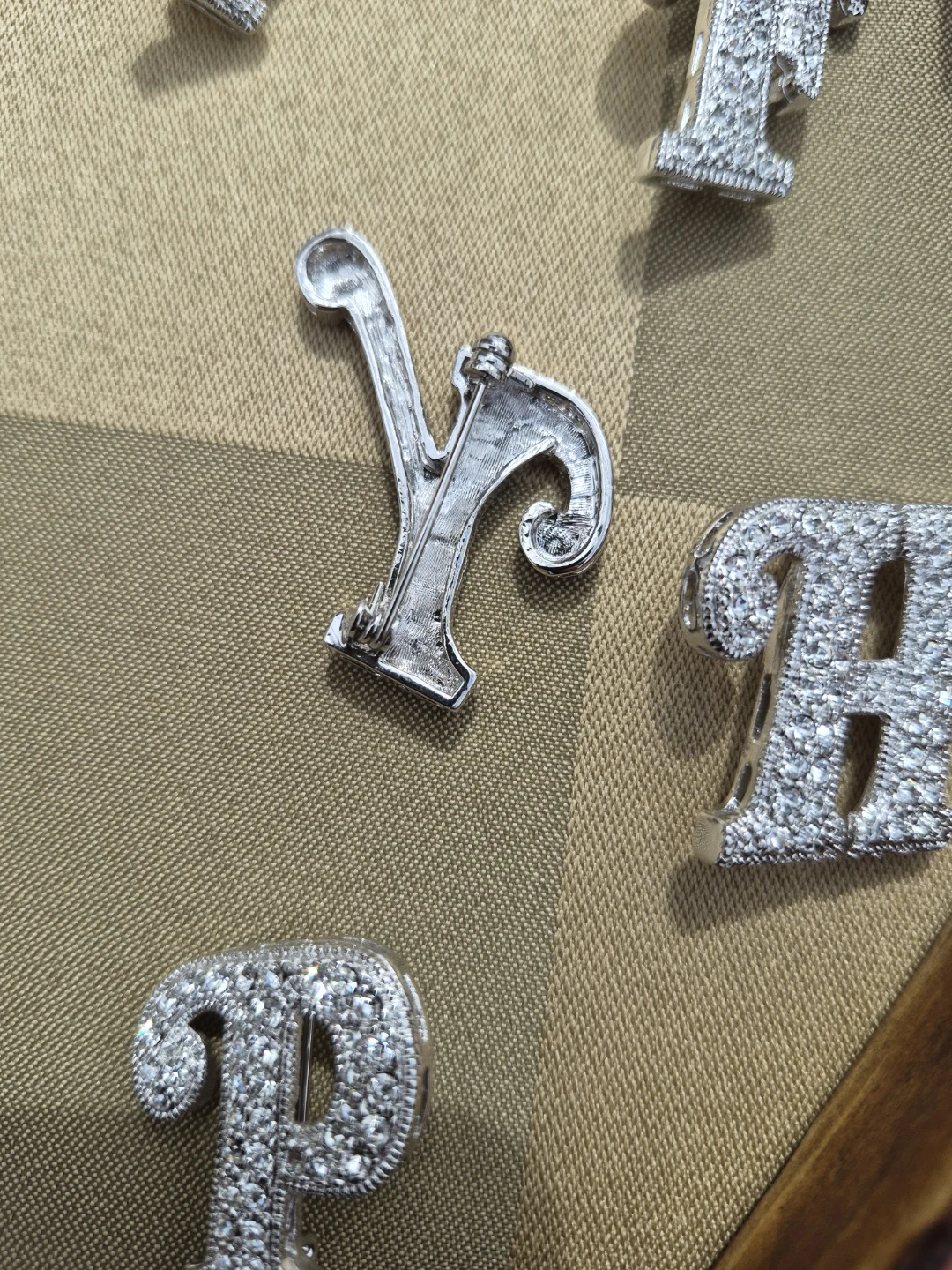 Beautiful 1 1/2" Letter Fashion Brooches - photo 4