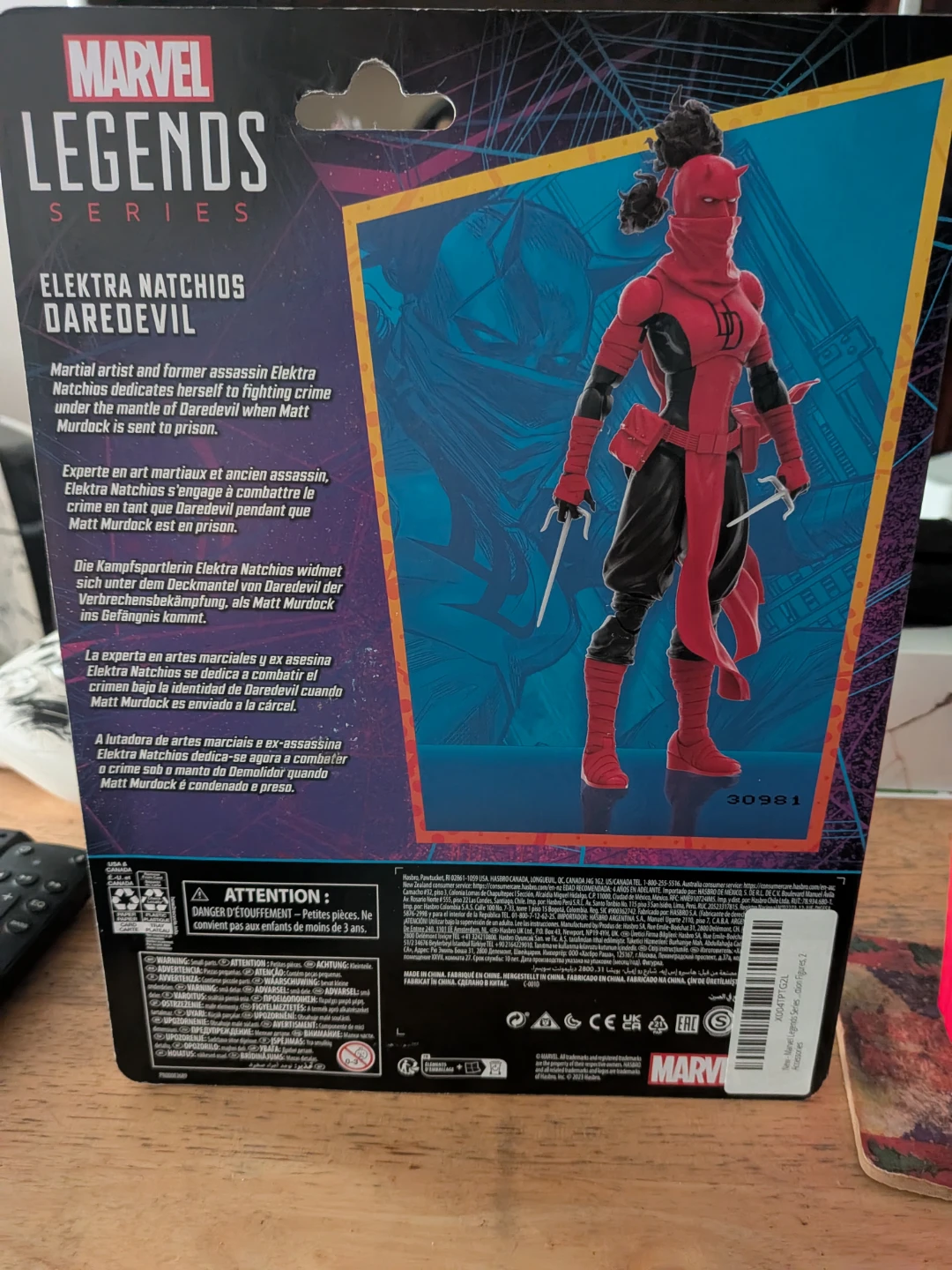 Marvel Legends Elektra Natchios Daredevil Retro Card - photo 5