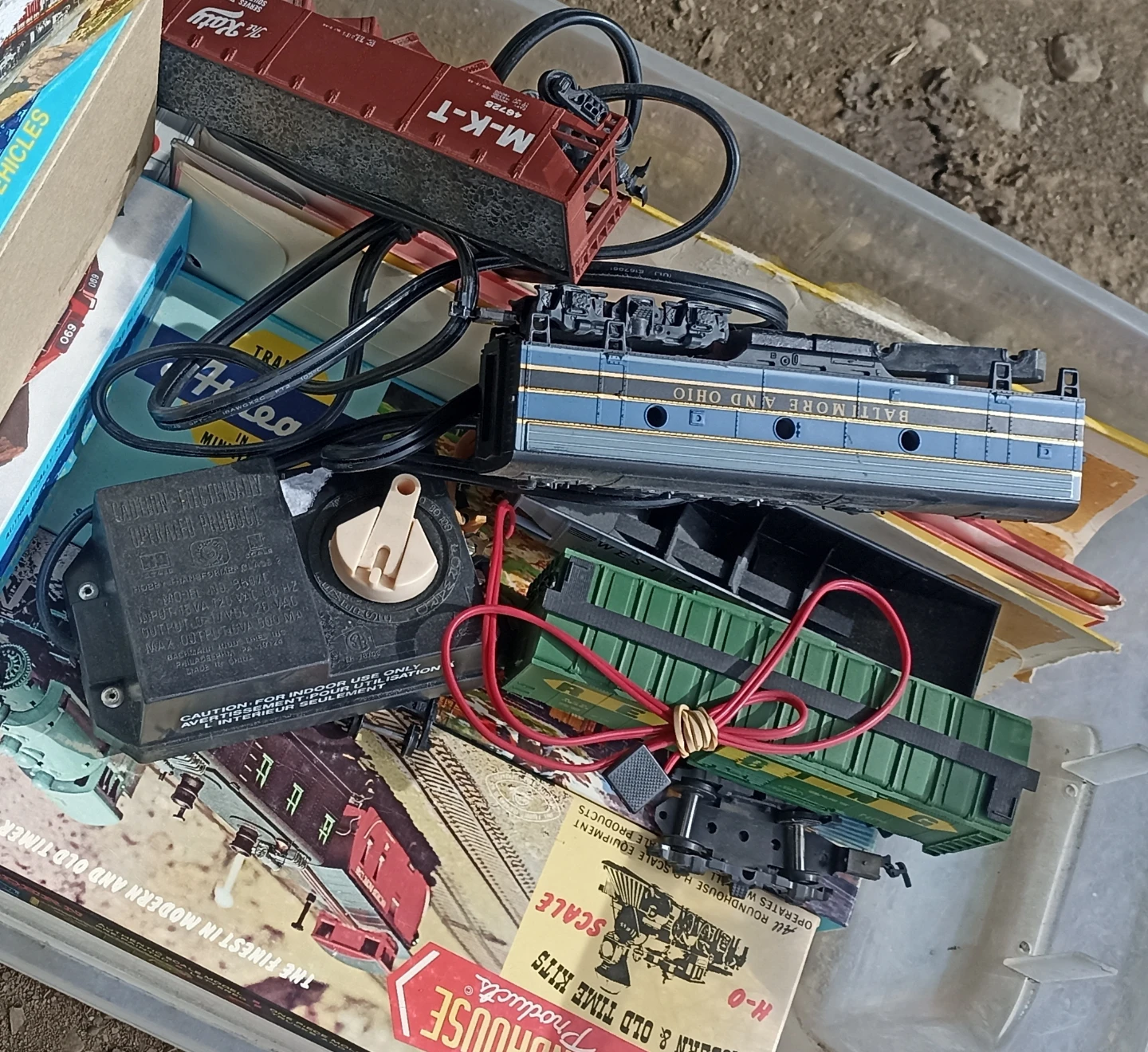 Vintage Train sets.Looks like Two sets.Many new parts. - photo 2
