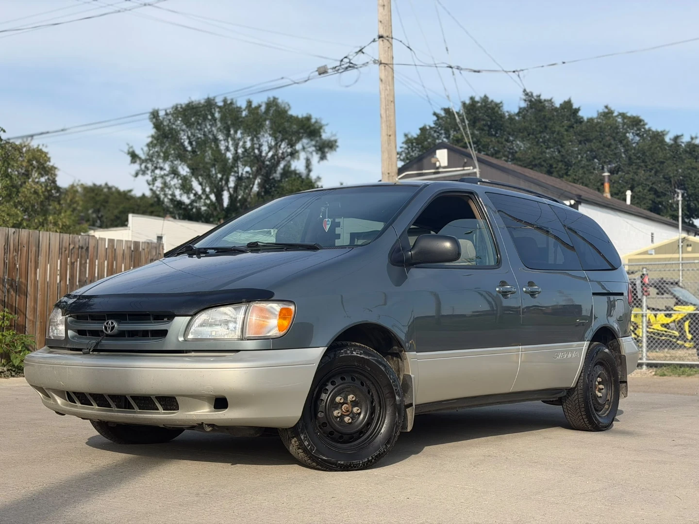 2000 Toyota Sienna — Low KMS!