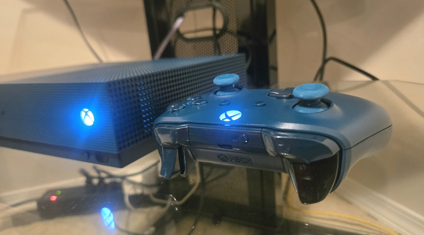 Xbox One S 500GB Deep Blue Special Edition + Skyrim - photo 2