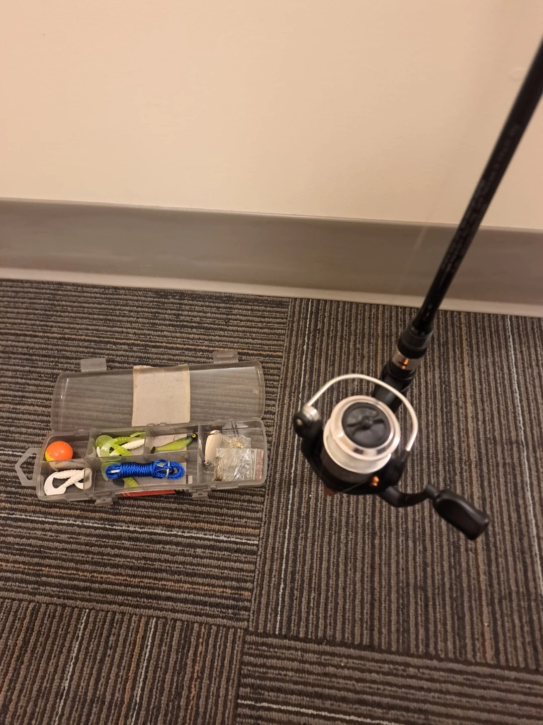 Fishing rod and tackle box set - photo 2