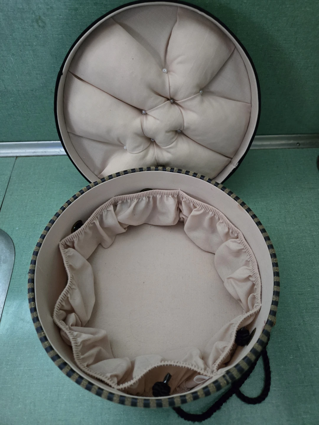 Sewing Basket * HAT BOX STYLE * With Hat Pin Cushion Lid - photo 3