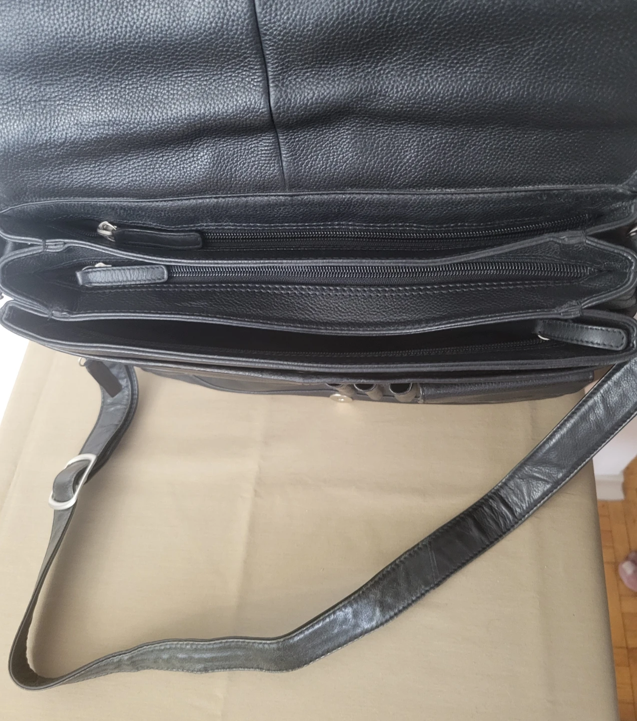 Black genuine leather messenger bag - photo 4