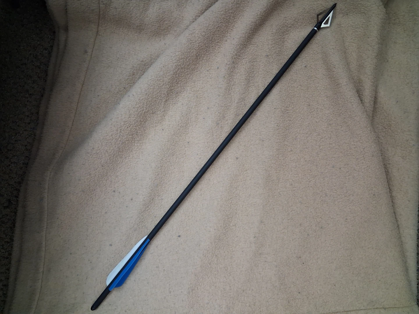Carbon archery arrow with metal broadhead