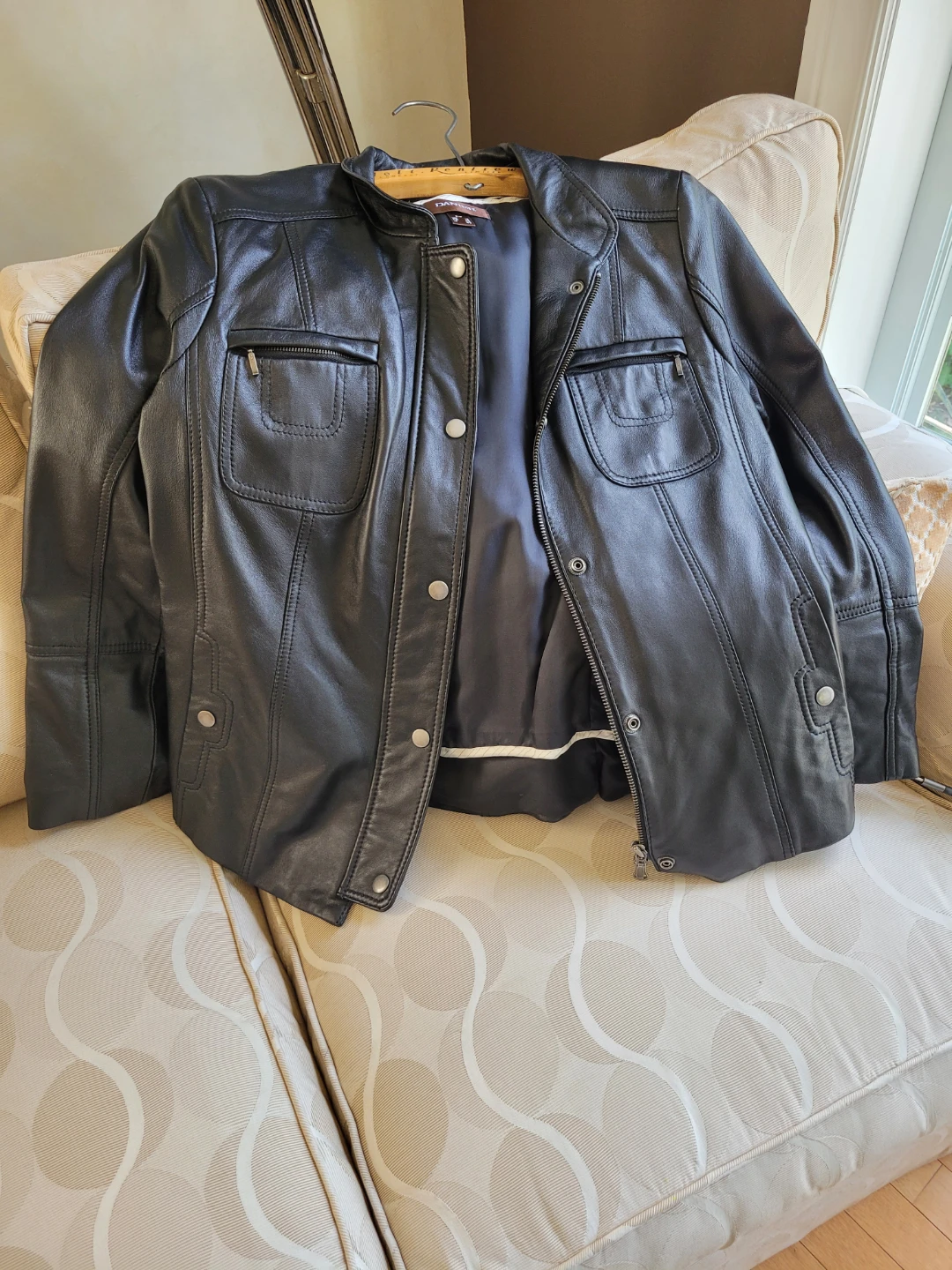 Practically New Danier Black Leather J w ex Lining - photo 3