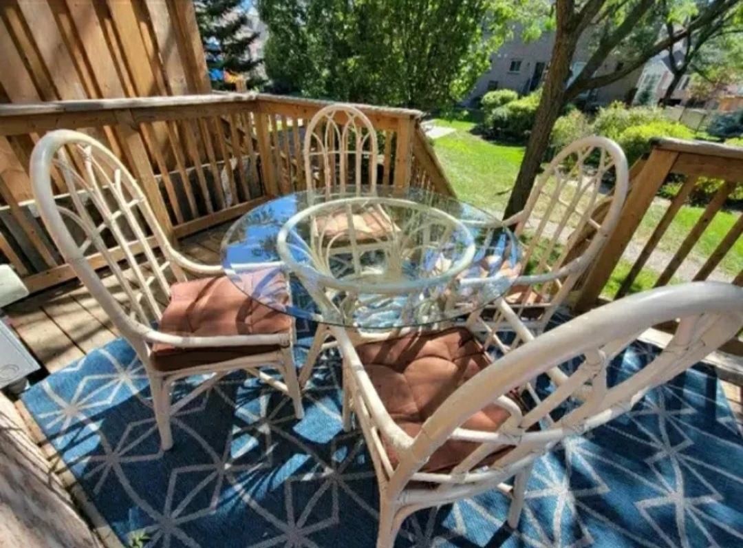 Vintage Bamboo Patio dining set: round table + 2 chairs