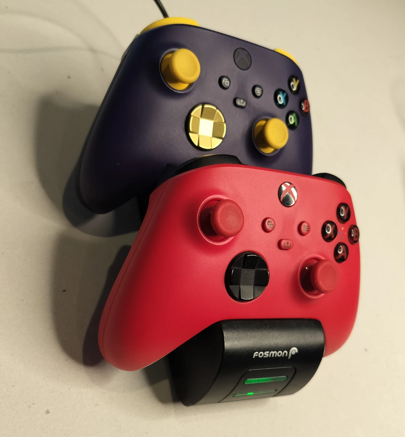4 Xbox Controllers + Fosmon Charging Dock Bundle - photo 5