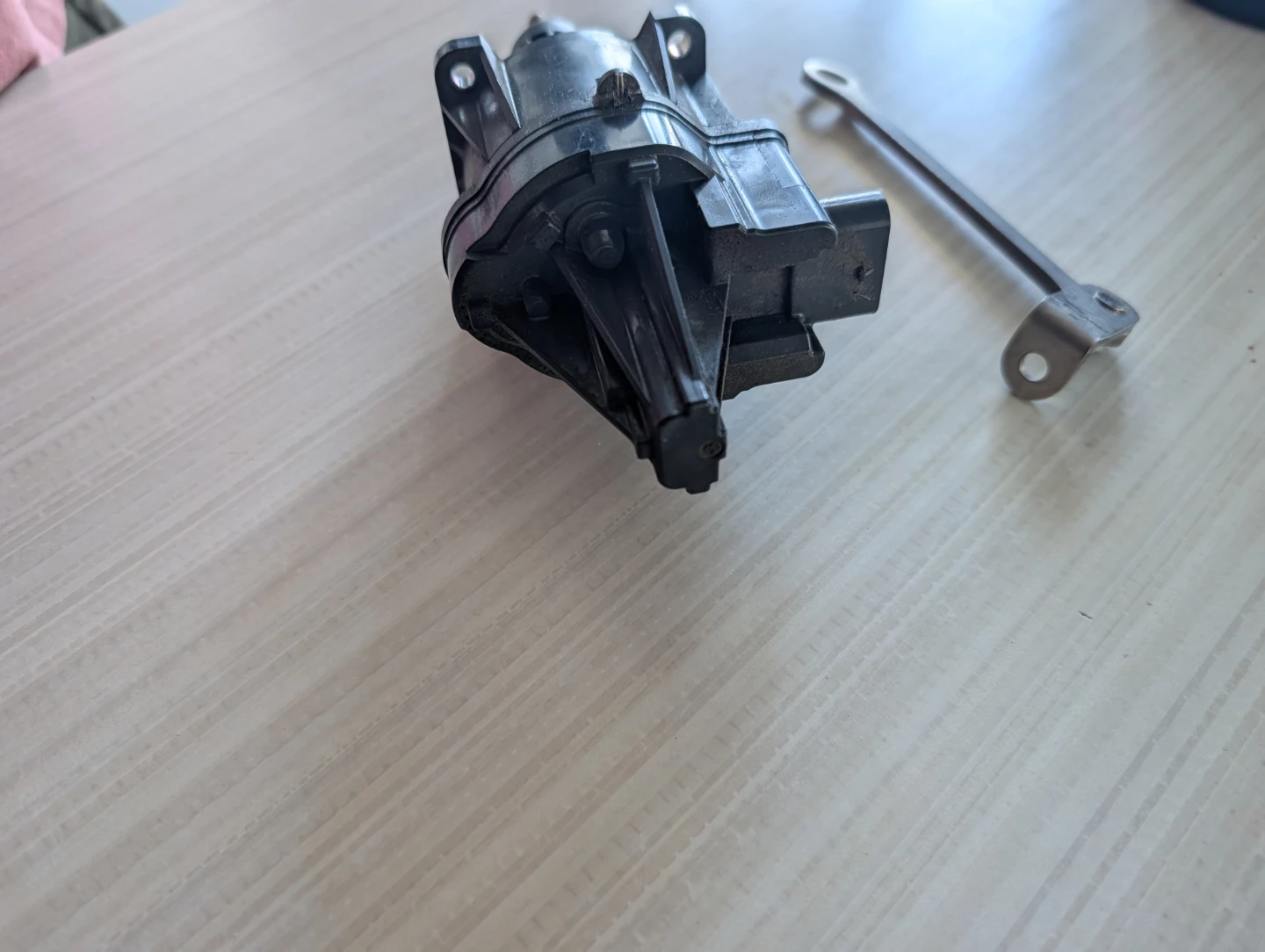 Turbo Charger Wastegate Actuator with Bracket