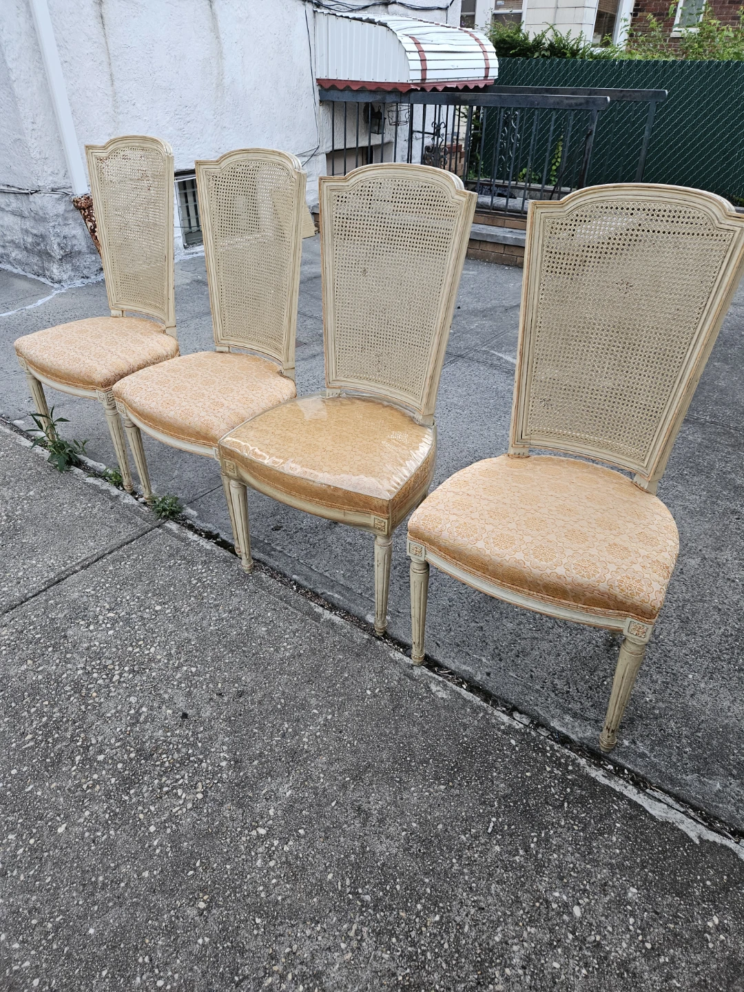4 vintage caneback chairs - photo 2
